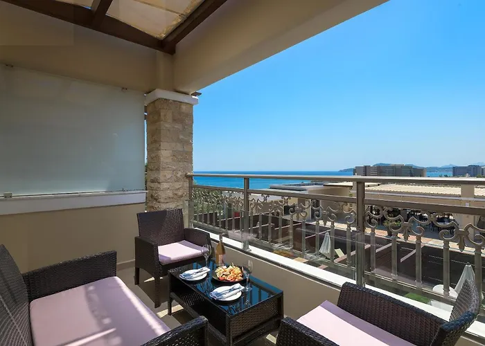 La Marquise Luxury Complex פליראקי